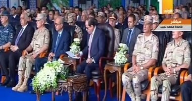 الرئيس السيسى يتفقد الصوب الزراعية الجديدة فى قاعدة محمد نجيب