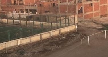 مياه الصرف الصحى تغرق لملعب مركز شباب فى قرية بقويسنا 