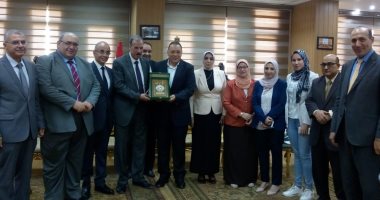 صور.. محافظ الشرقية يكريم نائب رئيس الجامعة لبلوغة سن المعاش 