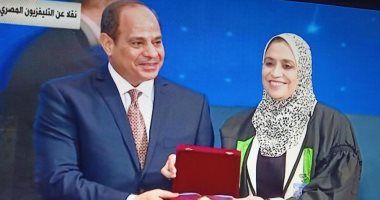 أستاذة جامعة أسيوط بعد تكريمها فى احتفالية «عيد العلم»: فخوره بتكريم الرئيس