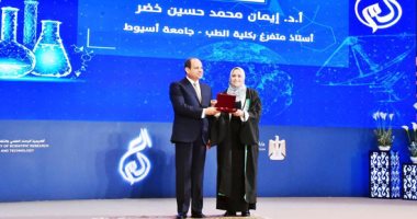 الرئيس يكرم علماء مصر.. السيسي: حان الوقت ليقوم اقتصادنا على العلم والمعرفة.. يؤكد: البحث العلمى من أولوياتنا.. التعليم العالى: نعمل بـ27 مشروعا تعليميا قوميا.. و48.5 مليار جنيه ميزانية الجامعات الأهلية الجديدة