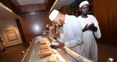 هنا معرض القرآن.. مخطوطات نادرة لكتاب الله وقطع قديمة من ستار الكعبة