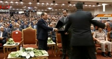 مصر تحتفل بعلمائها.. كيف أصبح "العلم" ضمن أولويات الرئيس ؟ أطلق مبادرة قومية لبناء مجتمع يتعلم ويفكر ويبتكر.. ونواب: اهتمام السيسى بتكريم العلماء وأساتذة الجامعات يؤكد أن البحث العلمى أبرز أولوياته