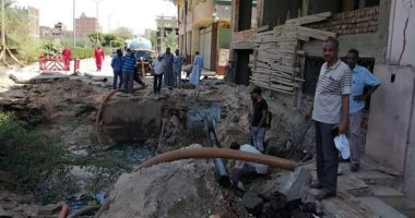 صور.. ظهور كسر فى خط صرف ومحاولة إصلاح هبوط أرضى بالأقصر