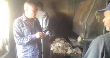 رئيس مدينة إدفو يضبط مخبز ينتج رغيف ناقص وزن ومبنى مخالف 