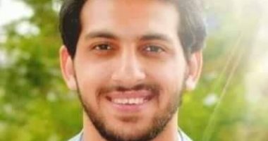 السيسي يكرم طالب بعلاج طبيعي جامعة مصر فاز بالمركز الأول فى مسابقة الاختبار المعرفى