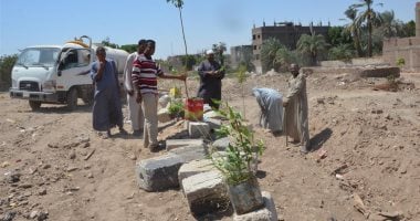 صور..إزالة التعديات والعشوائيات وزراعة 100 شجرة أمام مبنى المستشفى الجديدة بأسنا