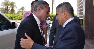 محافظ الإسماعيلية يهنئ رئيس هيئة قناة السويس الجديد ويهديه درع المحافظة..صور