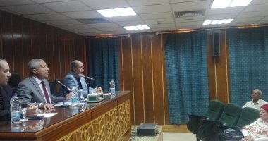 محافظ أسوان يشكل لجنة فنية لمعاينة معدات مشروع النظافة
