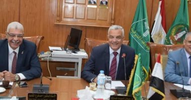 رئيس جامعة المنوفية يجتمع بعمداء الكليات استعداد للعام الدراسى الجديد