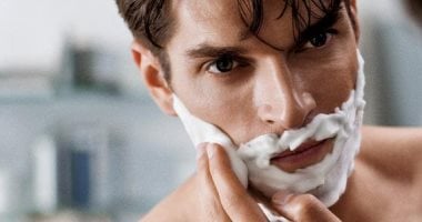 لو دقنك بتنشف بعد الحلاقة.. وصفات طبيعية لترطيب بشرة الرجال