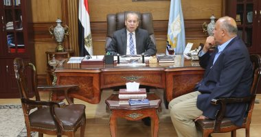 محافظ كفرالشيخ يناقش طرح كراسات الشروط والمواصفات لعمليات الرصف بـ13 مركزاً ومدينة
