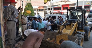 صور.. رفع الإشغالات وإزالة التعديات على الأرصفة وحرم الطرق بالفيوم