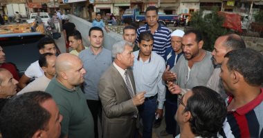 صور.. محافـظ المنوفية يلتقى المواطنين فى جولة بشوارع قرية شنوان