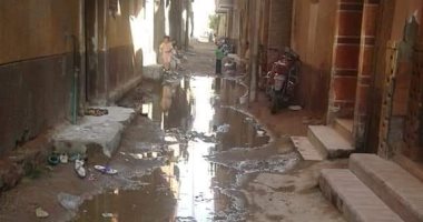 أهالى بنى حدير ببنى سويف يطالبون بالصرف الصحى بعد غرق الشوارع بالمياه الجوفية 