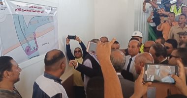 صور.. محافظ أسيوط ومسئولى النقل يفتتحان كوبرى مشاة أعلى السكة الحديد