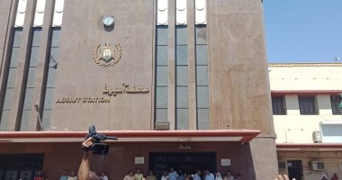 مسئولو النقل يطالبون بتنظيف واجهة محطة قطار أسيوط