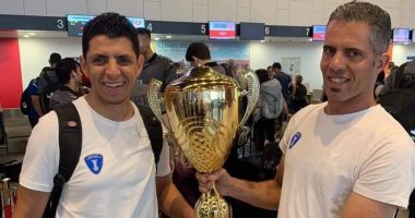 صور.. أول صورة لكأس العالم لكرة اليد للناشئين بصحبة أبطال المنتخب بالمطار