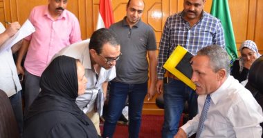 صور.. محافظ الإسماعيلية يلتقى المواطنين ويستمع لمطالبهم ومشكلاتهم وقضاياهم