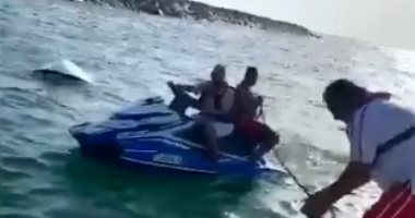 بالفيديو.. شرطة دبى تُنقذ شاب اصطدم بدراجته المائية فى صخور حديقة الممزر