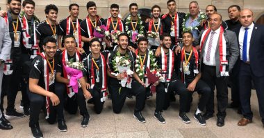 بث مباشر.. استقبال جماهيرى لبعثة ناشئى اليد بالمطار بعد الفوز بكأس العالم