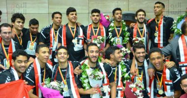 صور.. الجماهير تحتفل بابطال العالم في اليد بمطار القاهرة بالأغانى الوطنية 