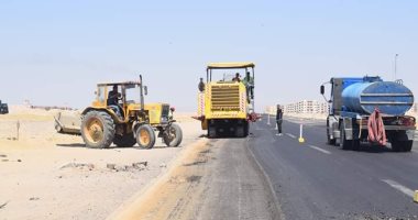 صور .. شاهد أعمال تطوير 22 كيلو متر بالطريق الدائرى الأوسط بالغردقة