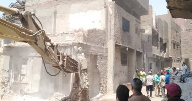 هدم 22 عقار بمنطقة أكشاك أبو السعود بمصر القديمة ونقل 24 أسرة للأسمرات