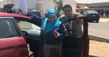 حج مبرور وذنب مغفور.. "عبد النور" يستقبل زميلته فى العمل بعد أدائها مناسك الحج