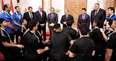 الرئيس يكرم أبطال منتخب كرة اليد بـ " وسام الطبقة الأولى "