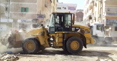 صور.. مجلس مدينة الغردقة يشن حملات نظافة ورفع المخلفات بالشوارع الجانبية 