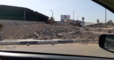 قارئ يشكو إلقاء سيارات النقل لمخلفات المبانى عند الكيلو 4.5 طريق السويس
