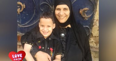 صورة و ذكرى.. حماد يشارك بصورة فرحة الجدة والحفيد