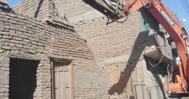 صور.. إزالة منزل آيل للسقوط ورصف طريق الرحمة ورفع تراكمات وردم هبوطات بالأقصر