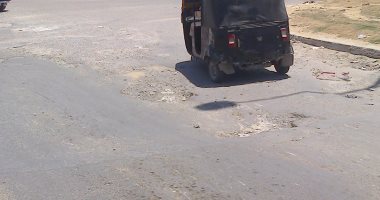 قارئ يشكو تكسير طريق رئيسى بمدينة 6 أكتوبر ..صور