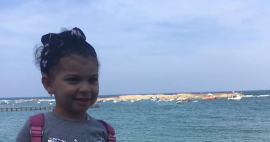 صيفك معانا.. هلال يشارك بصورة ابنته من المصيف فى الإسكندرية