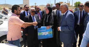 صور.. محافظ السويس ورئيس جهاز المشروعات يسلمان 50 سيارة تاكسى للشباب