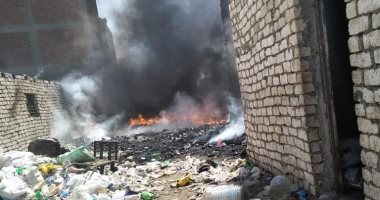 الحماية المدنية تسيطر على حريق بمخزن خردة فى قليوب