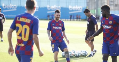 ميسي يشارك فى تدريبات برشلونة أملا فى اللحاق بمواجهة بيتيس.. صور