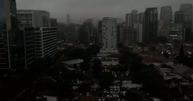 شاهد الظلام يخيم على مدينة سان بولو فى البرازيل بسبب حرائق الأمازون