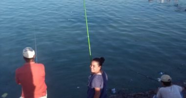 صيفك معانا.. قارئ يشارك صور ابنته وهى تصطاد فى الغردقة