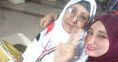 حج مبروك وذنب مغفور.. قارئ يشارك بصور لاستقبال والدته بعد عودتها من الحج