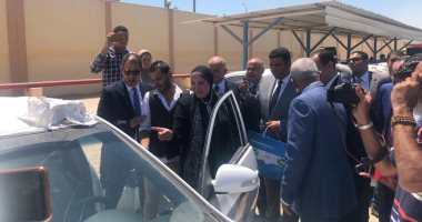 جهاز تنمية المشروعات يقوم بتسليم 50 سيارة أجرة لشباب محافظة السويس 