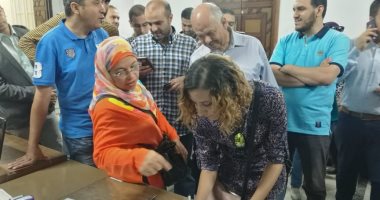 الصيادلة يجمعون 180 طلبا لعمومية طارئة بعد ساعة من بدء التوقيع.. صور