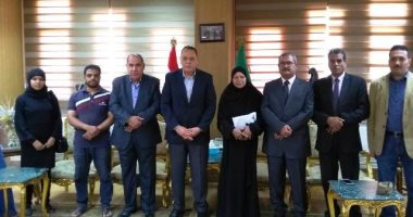 ممثل عن حاكم الشارقة يقدم شيكا بـ50 ألف جنيه لأسرة ضحية حادث قطار أبو حماد