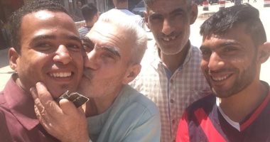 صور .. شاب يعيد مشردا فاقدا للذاكرة إلى أهله فى البدرشين 
