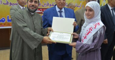صور.. محافظ الدقهلية يكرم 114 من أوائل الشهادات العامة والأزهرية