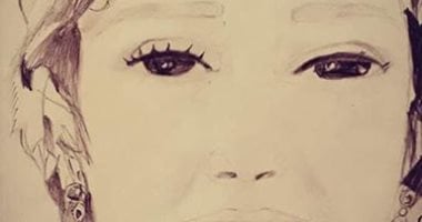 طفلة تشارك برسومات فنية مستخدمة القلم الرصاص والفحم 