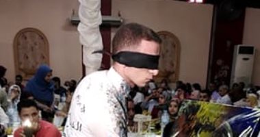 مصطفى بيرسم وهو مغمض عينه.. ولقب بالفنان الأول على العالم لرسم البورتريه