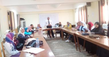 صور.. "فن الإلقاء" دورة تدريبية بمركز اللغات والترجمة بجامعة الفيوم